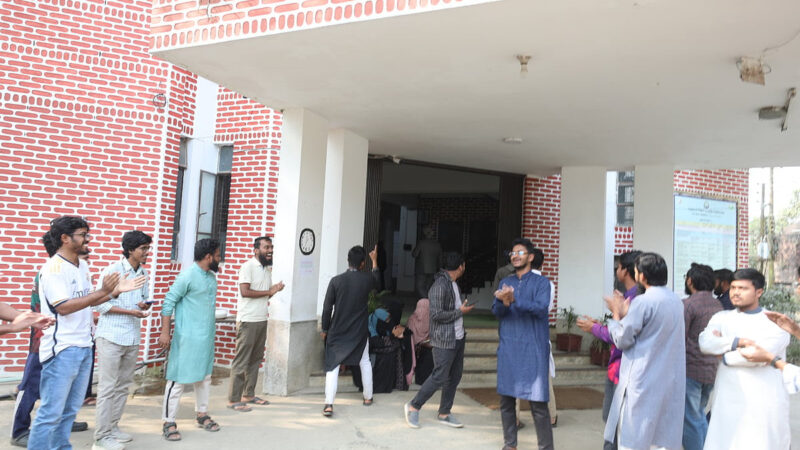 শাকসু নির্বাচনের দাবিতে শাবিতে দ্বিতীয় দিনের বিক্ষোভ, ‘দালাল দালাল’ স্লোগান