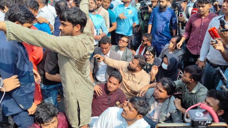 এবার নাসীরুদ্দীন পাটওয়ারীর ওপর হামলার চেষ্টা, ডিম নিক্ষেপ