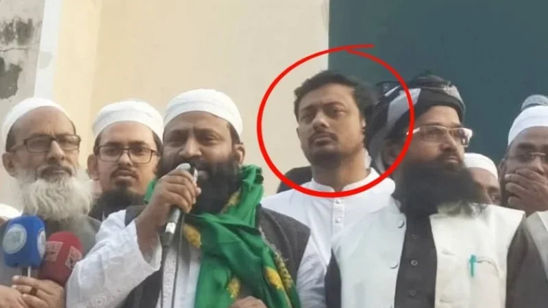 নিজের বিরুদ্ধেই আয়োজিত বিক্ষোভে হাজির নাসীরুদ্দীন পাটওয়ারী