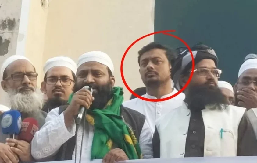 নিজের বিরুদ্ধেই আয়োজিত বিক্ষোভে হাজির নাসীরুদ্দীন পাটওয়ারী