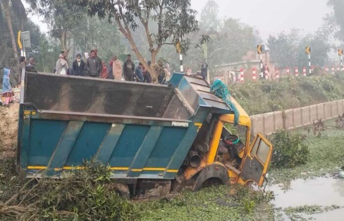নওগাঁয় ডাম্পট্রাকের চাপায় ভ্যানের ৫ যাত্রী নিহত