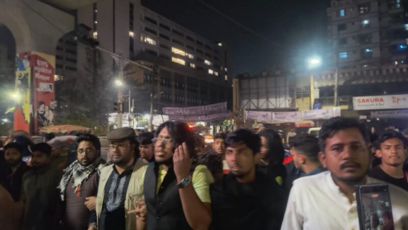 ডিসি মাসুদের সঙ্গে কথা বলতে ইন্টারকন্টিনেন্টালের সামনে ডাকসু প্রতিনিধিরা