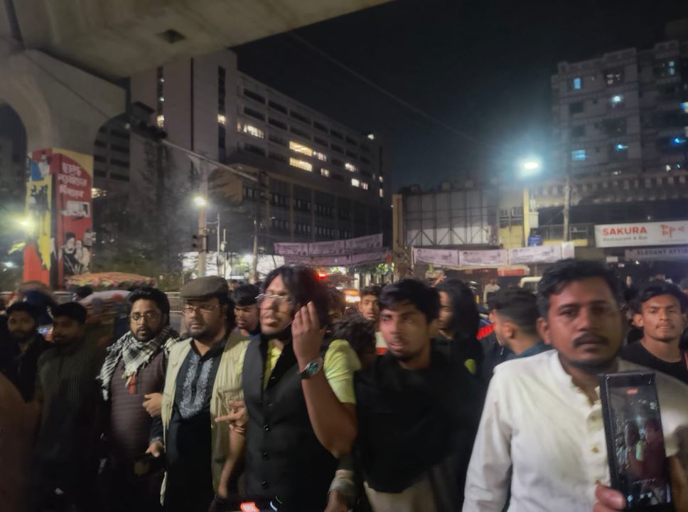 ডিসি মাসুদের সঙ্গে কথা বলতে ইন্টারকন্টিনেন্টালের সামনে ডাকসু প্রতিনিধিরা