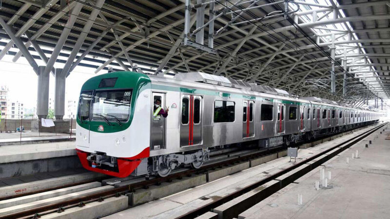 শাহবাগ ও ঢাবি স্টেশনে থামছে না মেট্রো ট্রেন