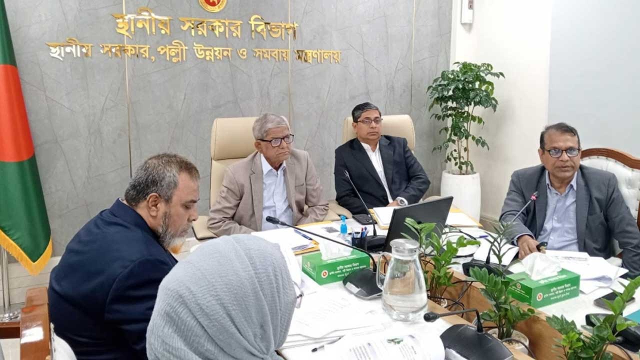 বিধ্বস্ত অর্থনীতির মধ্যে রাষ্ট্র পুনর্গঠনে কাজ চলছে: মির্জা ফখরুল