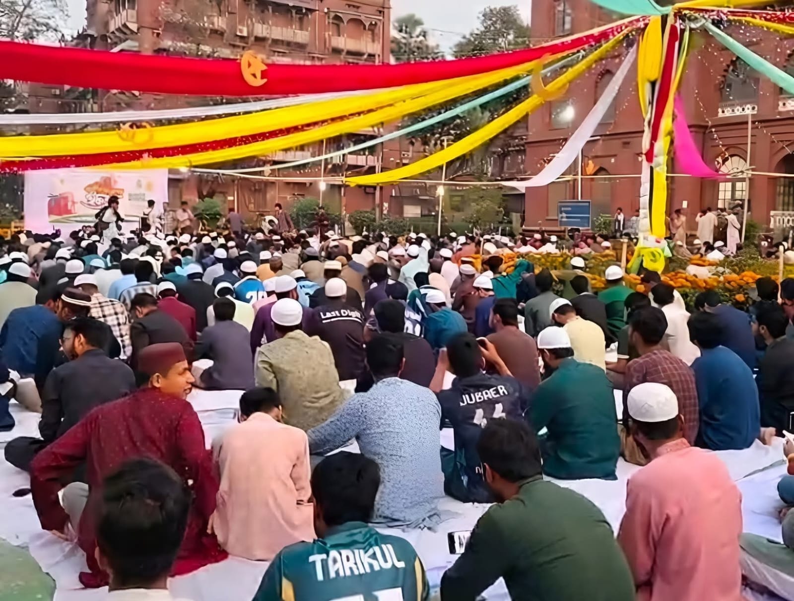 ঢাবির কার্জন হলে মাদুর পেতে ছাত্রশিবিরের ইফতার আয়োজন, শিক্ষার্থীদের ঢল