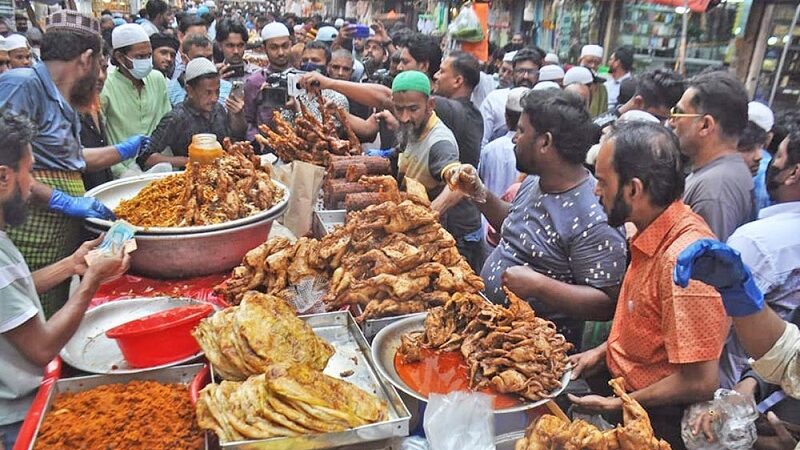 ইফতার বাজারে দামের চাপ, ক্রেতা অসন্তুষ্ট