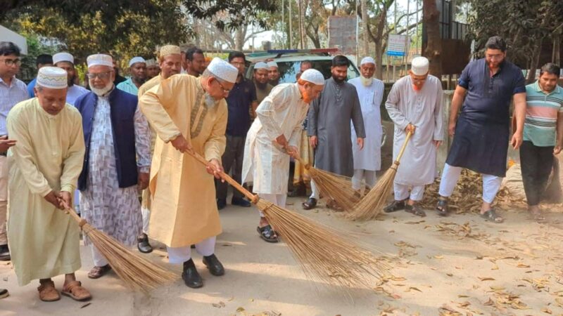 হাসপাতাল চত্বর ঝাড়ু দিয়ে পরিচ্ছন্ন কার্যক্রম উদ্বোধন করলেন এমপি