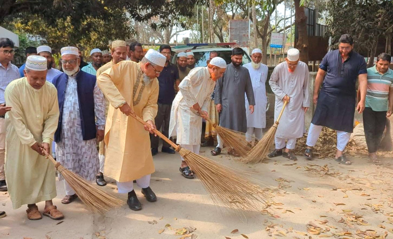 হাসপাতাল চত্বর ঝাড়ু দিয়ে পরিচ্ছন্ন কার্যক্রম উদ্বোধন করলেন এমপি