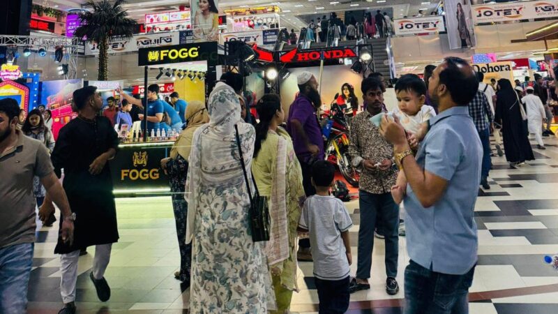 ঈদকে সামনে রেখে বসুন্ধরা সিটিতে কেনাকাটার ভিড়