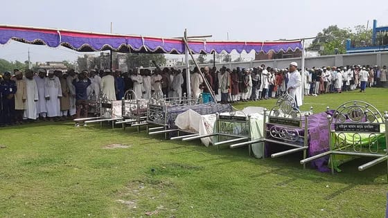 মোংলায় পাশাপাশি কবরে ৯ জনের দাফন সম্পন্ন