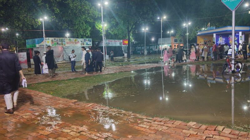 হঠাৎ বৃষ্টিতে ভিজল মেলা প্রাঙ্গণ, তবুও বইপ্রেমীদের উচ্ছ্বাস অটুট।