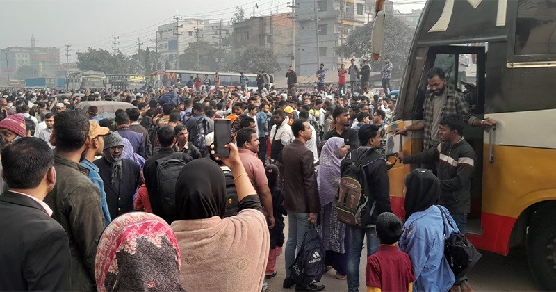 ঘরমুখো মানুষ, বাড়তি ভাড়া নেওয়ার অভিযোগ