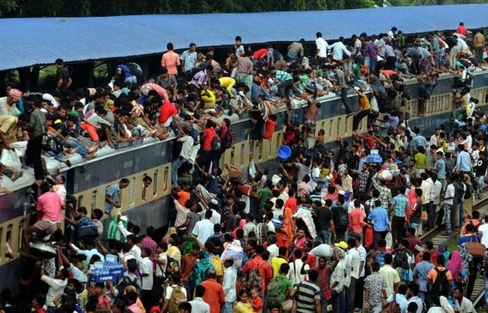 ট্রেনে উপচেপড়া ভিড়, ছাদেও তিল ধারণের ঠাঁই নেই
