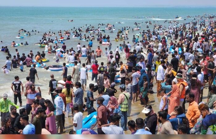 কক্সবাজারে পর্যটকের ঢল