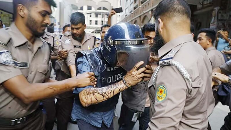 হাজতখানায় নেওয়ার পথে মাসুদ উদ্দিন চৌধুরীর গায়ে ময়লা পানি নিক্ষেপ