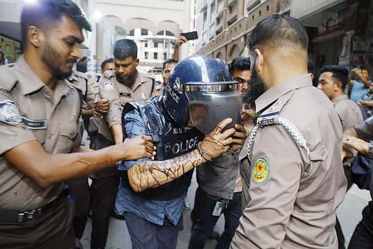 হাজতখানায় নেওয়ার পথে মাসুদ উদ্দিন চৌধুরীর গায়ে ময়লা পানি নিক্ষেপ