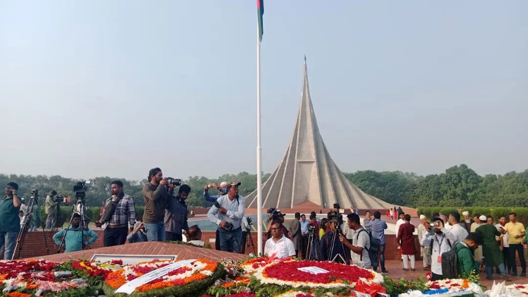 শ্রদ্ধার ফুলে বীর শহীদদের স্মরণ