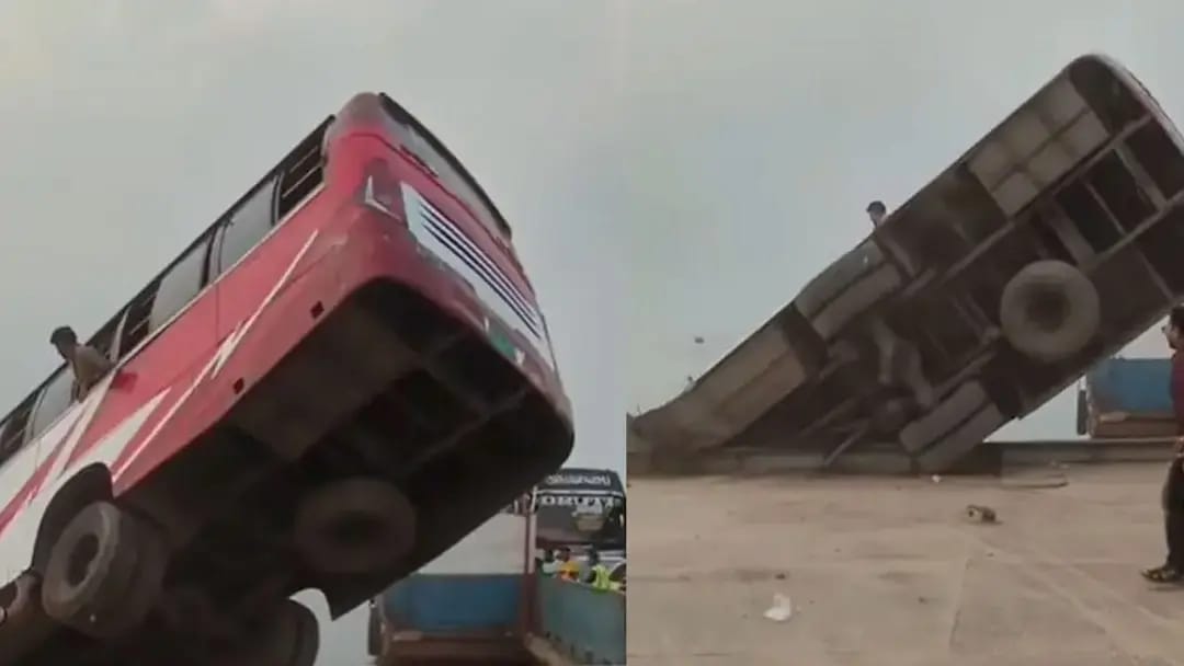ফেরিঘাটে বাসডুবি: মৃতের সংখ্যা বেড়ে ২৬