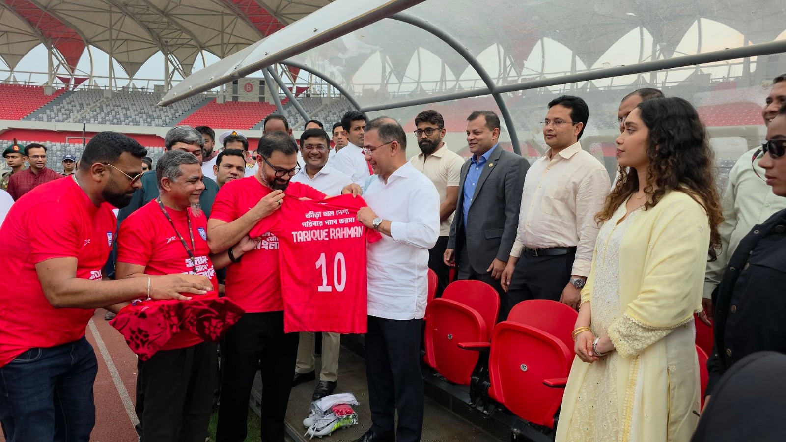 খেলা দেখতে মেয়েকে নিয়ে হঠাৎ স্টেডিয়ামে হাজির প্রধানমন্ত্রী