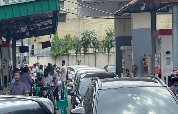 রাজধানীতে জ্বালানি তেলের সংকট, পাম্পে দীর্ঘ লাইনে ভোগান্তিতে চালকরা