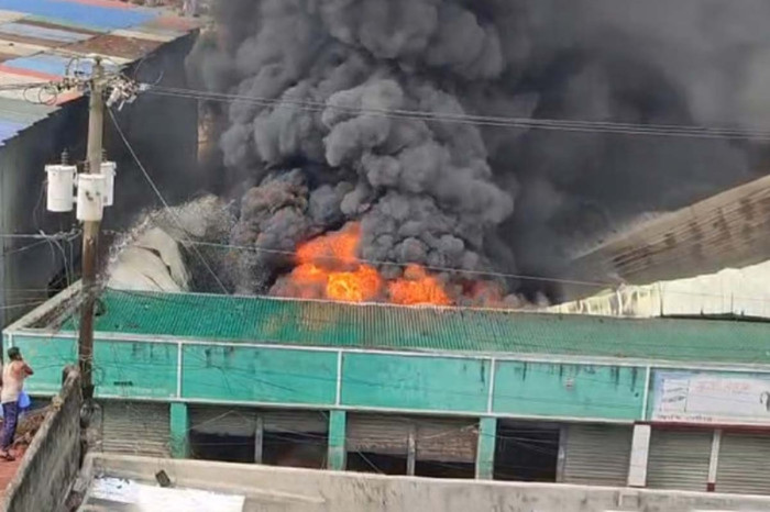 রাজধানীতে গ্যাস লাইটার কারখানায় অগ্নিকাণ্ডে নিহত ৫