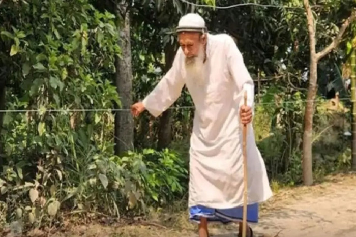দড়ি ধরে মসজিদে যাওয়া অন্ধ মুয়াজ্জিন আব্দুর রহমান মারা গেছেন