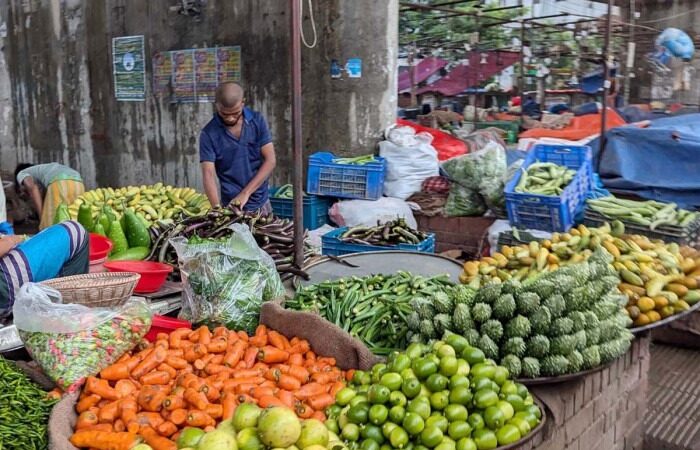 টানা বৃষ্টিতে চড়া সবজির বাজার, বিপাকে ক্রেতারা