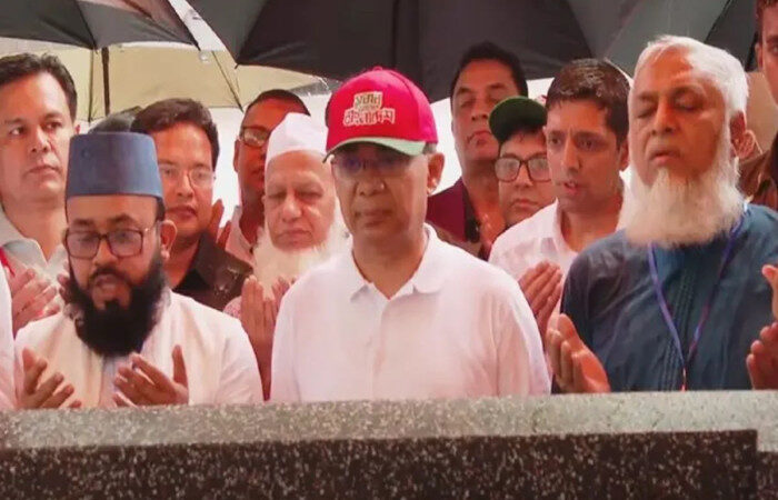 সিলেটে পৌঁছে মাজার জিয়ারত করলেন প্রধানমন্ত্রী