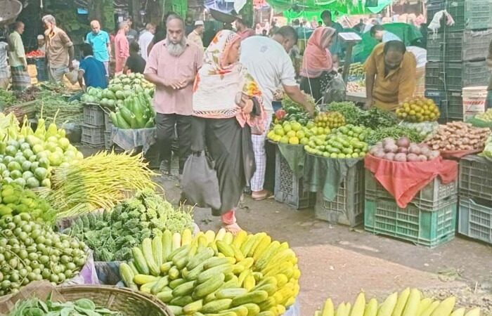 নিত্যপণ্যের বাজারে আগুন, অস্বস্তিতে নিম্ন আয়ের মানুষ