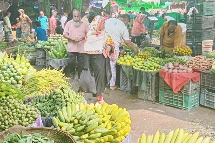 নিত্যপণ্যের বাজারে আগুন, অস্বস্তিতে নিম্ন আয়ের মানুষ