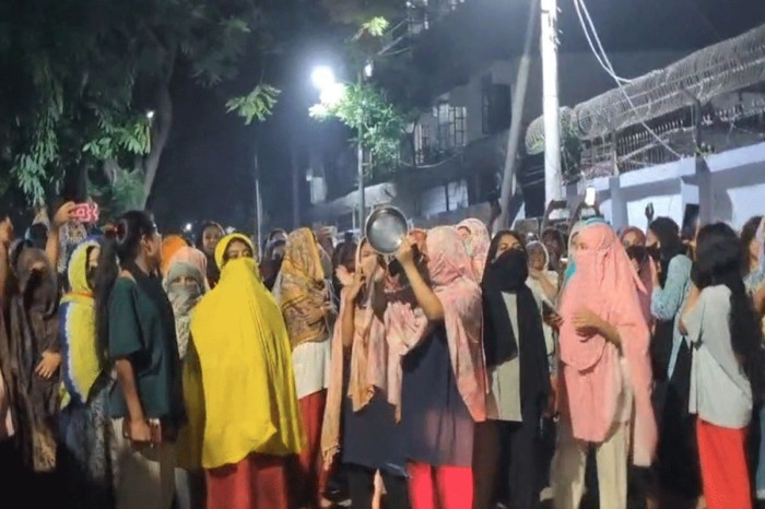 রাজনীতি নিষিদ্ধের দাবিতে মধ্যরাতে উত্তাল ইডেন কলেজ