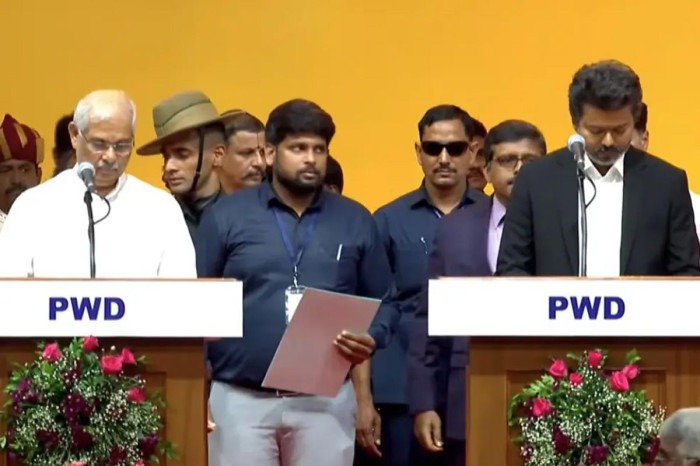 তামিলনাড়ুর মুখ্যমন্ত্রী হিসেবে শপথ নিলেন থালাপতি বিজয়