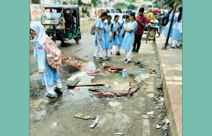 জলাবদ্ধতা আর খোলা ম্যানহোলে বিপদে ঢাকাবাসী