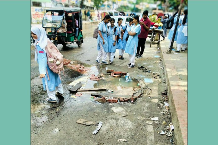 জলাবদ্ধতা আর খোলা ম্যানহোলে বিপদে ঢাকাবাসী