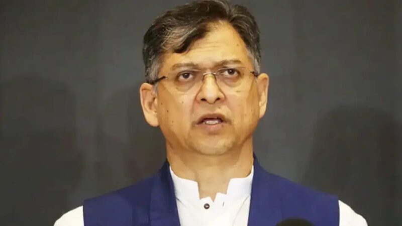 ঈদে দরিদ্রদের পাশে বিত্তশালীদের দাঁড়ানোর আহ্বান স্বরাষ্ট্রমন্ত্রীর