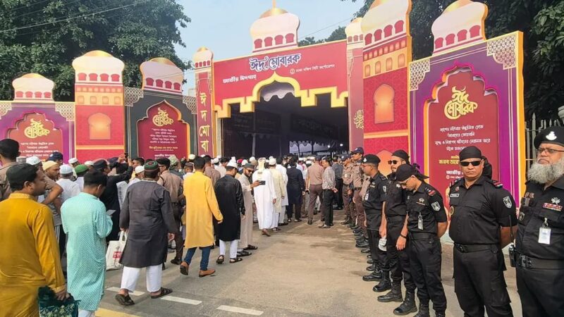দীর্ঘ লাইনে নিরাপত্তা পেরিয়ে জাতীয় ঈদগাহে মুসল্লিদের ঢল