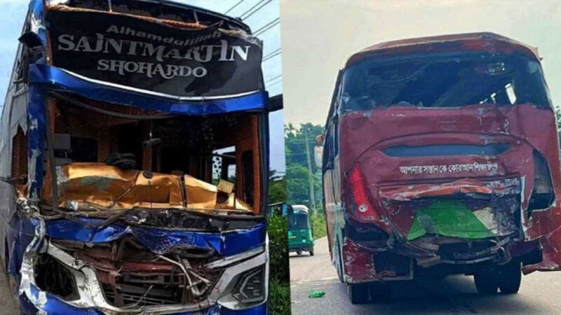 দাঁড়িয়ে থাকা বাসে আরেক বাসের ধাক্কা, চালক-হেলপার নিহত