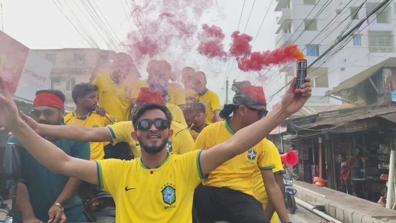 ভোলায় ব্রাজিল ভক্তদের বর্ণাঢ্য মোটর শোভাযাত্রাআসন্ন ফুটবল বিশ্বকাপের উন্মাদনা মেতেছেন ভোলার ফুটবল ভক্তরা। প্রিয় দলকে সমর্থন জানাতে ৫০০ ফুটের দীর্ঘ পতাকা ও নানা রঙেঢঙে নেচে-গেয়ে ব্রাজিল সমর্থকরা বর্ণাঢা মোটর শোভাযাত্রা করেছেন। তাদের সকলের কণ্ঠেই ছিল ৬ষ্ঠ বারের মতো বিশ্বচ্যাম্পিয়ন হওয়ার প্রত্যয়। এছাড়া বাংলাদেশ ফুটবলকে এগিয়ে নিতে কাজ করবে ব্রাজিল, এমনটাই প্রত্যাশা আয়োজক ও সমর্থকদের।