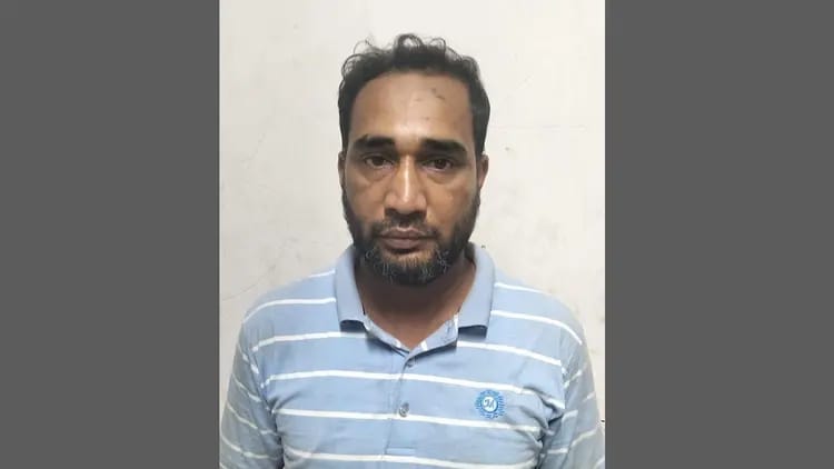 মোহাম্মদপুরে বাসার সামনে চাপাতি ধরে ছিনতাই, গ্রেপ্তার ১
