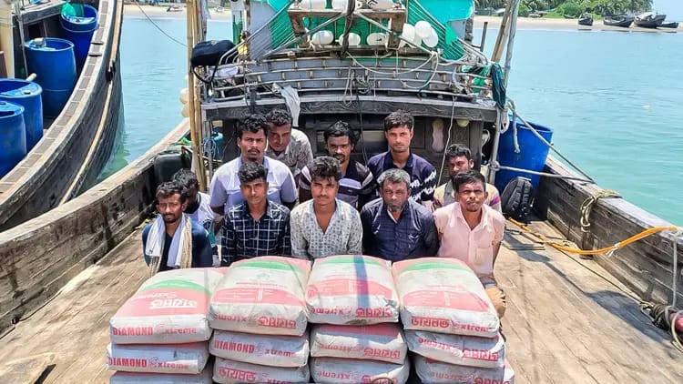 মিয়ানমারে পাচারকালে সিমেন্ট বোঝাই দুটি বোটসহ আটক ২০