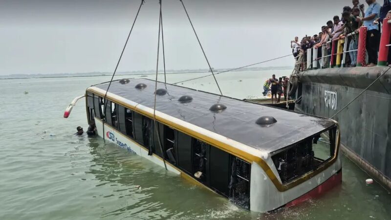 পদ্মায় ডুবে যাওয়া বাস উদ্ধার, কোনো হতাহতের ঘটনা ঘটেনি