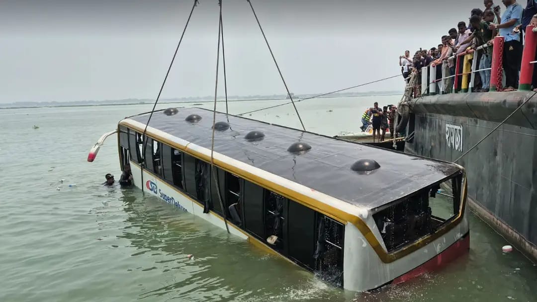 পদ্মায় ডুবে যাওয়া বাস উদ্ধার, কোনো হতাহতের ঘটনা ঘটেনি