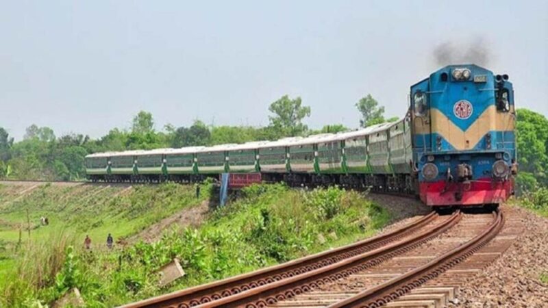 লাইনে বসেছিলেন বৃদ্ধ, কাটা পড়লেন ট্রেনে