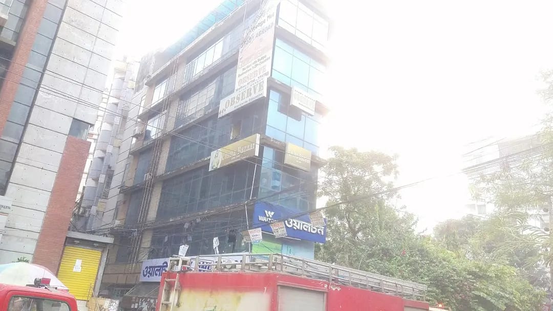 ধানমন্ডিতে বহুতল ভবনে আগুন, নিয়ন্ত্রণে ফায়ার সার্ভিসের ২ ইউনিট