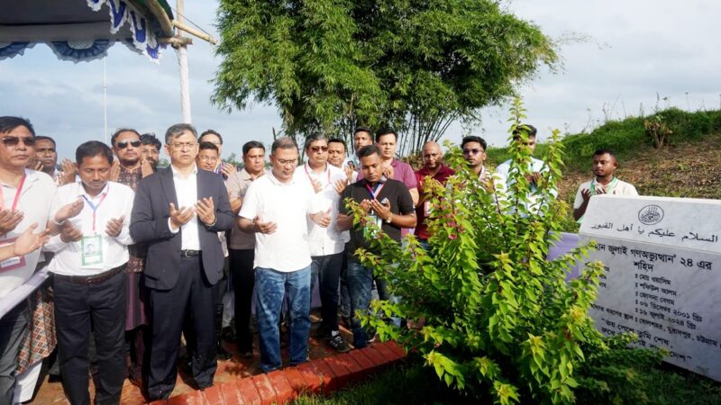 শহীদ ওয়াসিমের কবর জিয়ারত করলেন প্রধানমন্ত্রী