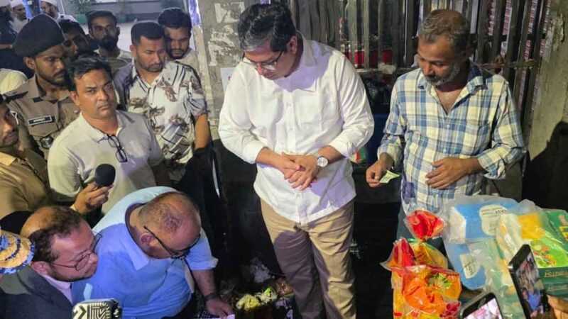 অধিবেশন শেষেই রাতে শাহবাগে প্রতিমন্ত্রীর অভিযান, ১০ ব্যবসায়ীকে জরিমানা