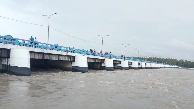 উজানের ঢলে বাড়ছে তিস্তার পানি