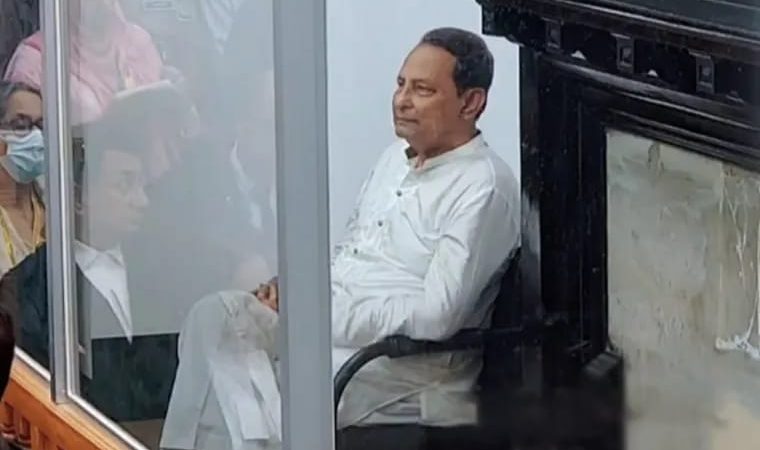 ১০ বছরের দণ্ডে কাঠগড়ায় হাসলেন ইনু?