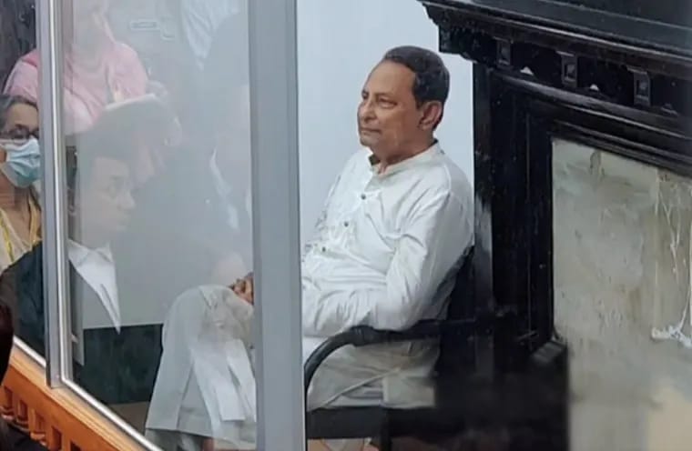 ১০ বছরের দণ্ডে কাঠগড়ায় হাসলেন ইনু?